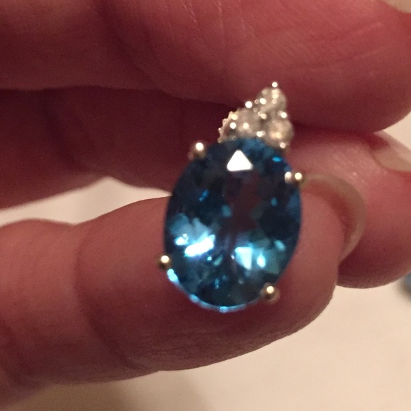 Gorgeous 14kt gold blue topaz diamond earrings - Picture 3 of 4